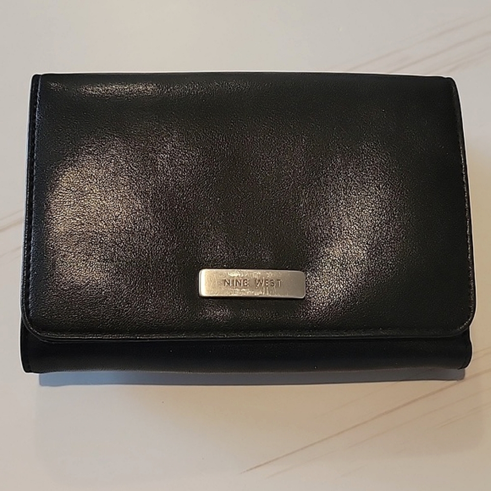 🍃 Nine West women's tri fold wallet
